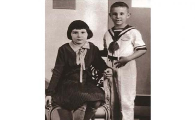 Fidel, a los siete años de edad, con su hermana Angelita, cuando estudiaban en Santiago de Cuba