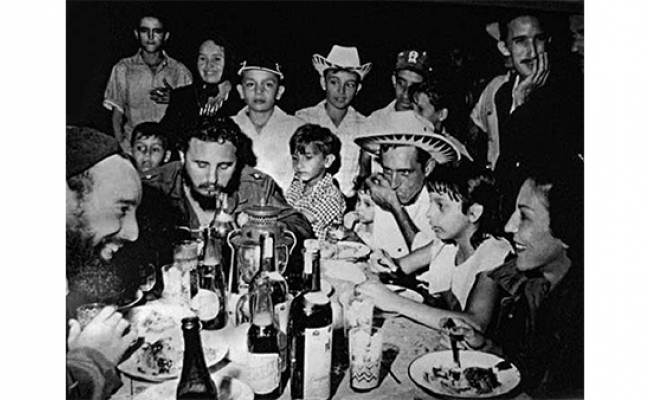 Fidel junto a Celia Sánchez y otros compañeros, junto a los vecinos del caserío de Soplillar, en la Ciénaga de Zapata, durante la tradicional y típica cena cubana de nochebuena, al atardecer del 24 de diciembre de 1959