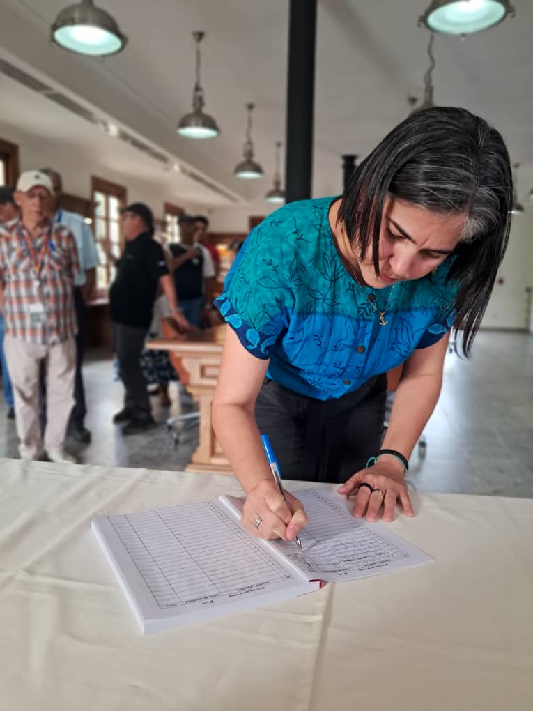 Trabajadores del Centro Fidel Castro Ruz firman el compromiso con la Patria