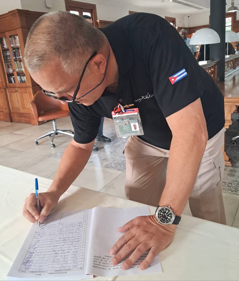 Trabajadores firman el libro de compromiso con la Patria