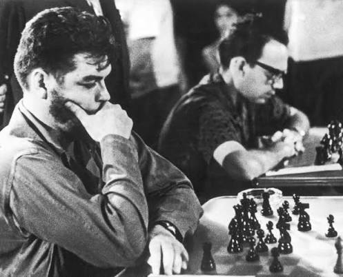 Ernesto Guevara, Che, en una partida de ajedrez en La Habana 