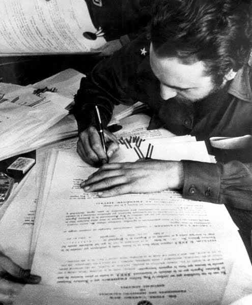Fidel en la firma de la Ley de Reforma Agraria