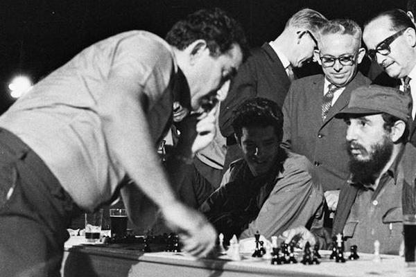 Fidel Castro Ruz en la simultánea de ajedrez en 1966