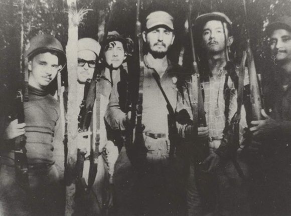 Frank junto a Fidel, Raúl y otros miembros del Ejército Rebelde en la Sierra Maestra. 