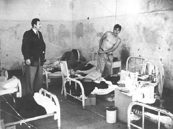 Fidel Castro junto al Che en una celda de la cárcel migratoria de Miguel Schultz en Ciudad de México, julio de 1956.