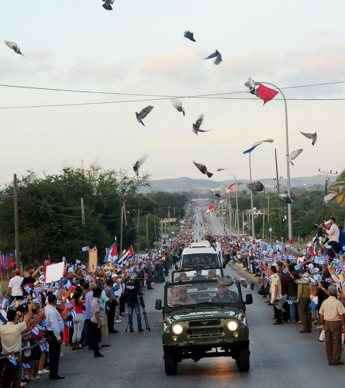 Durante el recorrido del cortejo fúnebre numerosas palomas acompañaron los restos mortales del Comandante en Jefe. Foto: Juvenal Balán