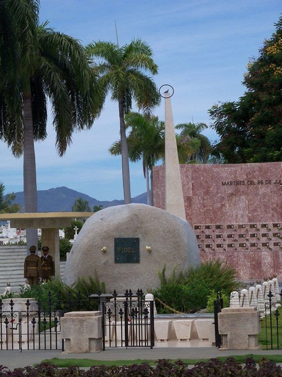 Una pareja de palomas se posa cerca del monumento funerario donde reposan los restos del Comandante en Jefe Fidel Castro Ruz