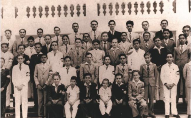 En el Colegio La Salle. Fidel aparece en la primera fila de pie, el sexto de izquierda a derecha, detrás de su hermano Raúl. Ramón está sentado, el primero a la izquierda. Curso 1936-1937.