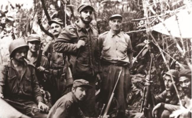 En la foto, publicada el 7 de junio de 1957, aparecen algunos de los combatientes que se reencontraron en Cinco Palmas. De izquierda a derecha: Gullermo García, Che Guevara, Universo Sánchez, Fidel Castro, Cresencio Pérez, Jorge Sotús, Juan Almeida y delante, Raúl Castro. 