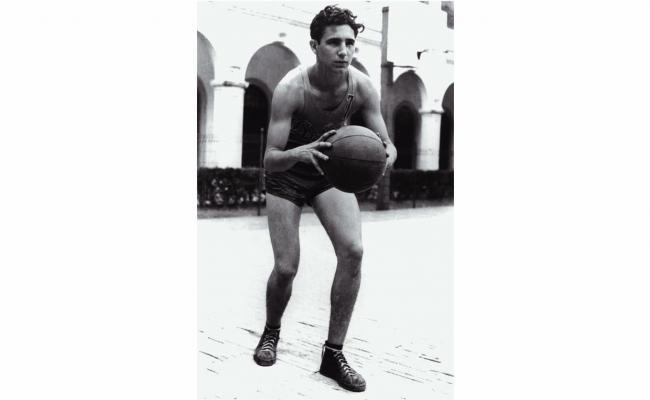 Fidel juega baloncesto en el colegio de belén