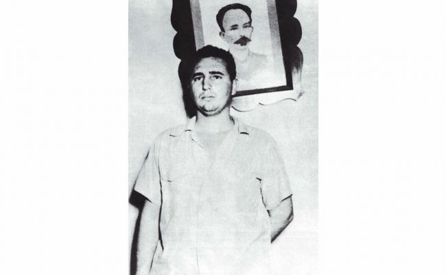 Fotografía captada en el vivac de Santiago de Cuba y que, posteriormente, se convirtió en símbolo de lucha e inspiración martiana para los revolucionarios. Fidel afirmó que fue José Martí el auto