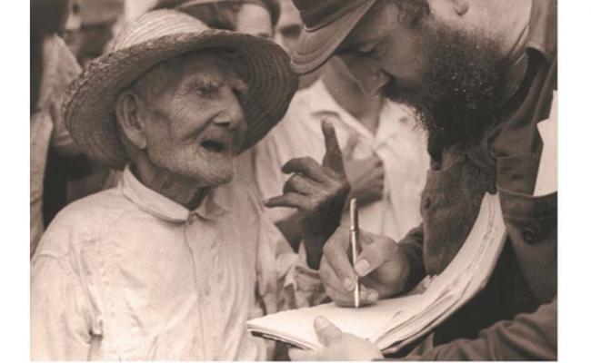 Junto a uno de los campesinos que por vez primera sería dueño de sus tierras gracias a la Reforma Agraria