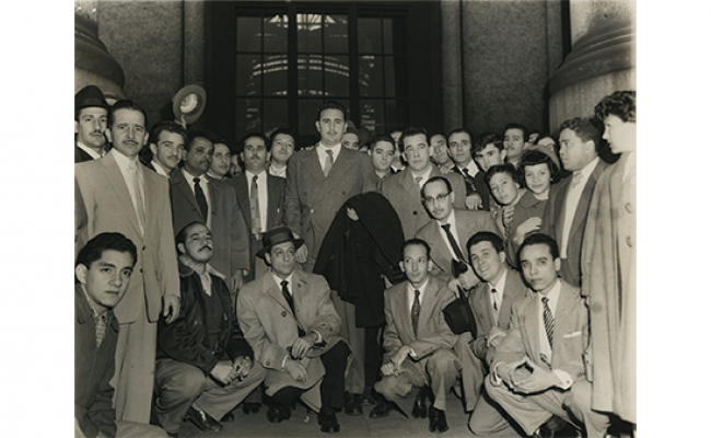 Fidel Castro y Juan Manuel Márquez son recibidos por los emigrados cubanos de Nueva York, en la estación de Pensylvania, con el propósito de realizar un recorrido por distintas ciudades estadounidenses para organizar Clubs Patrióticos