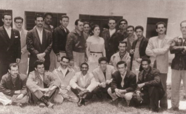Fidel al centro con gafas oscuras, junto a un grupo de exiliados en México