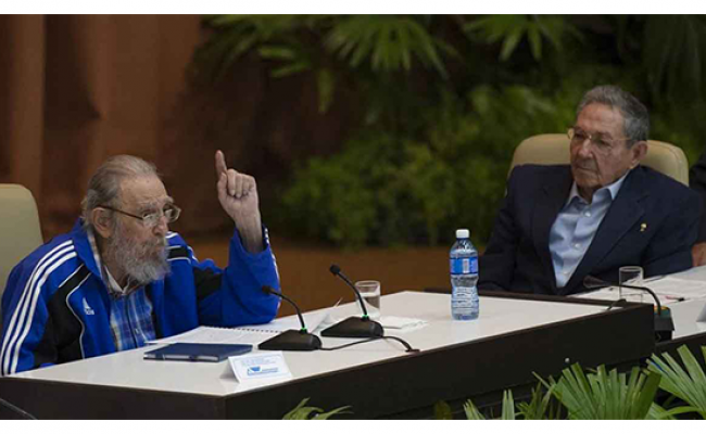 Junto a Raúl Castro, en la sesión de clausura del VII Congreso del Partido Comunista de Cuba