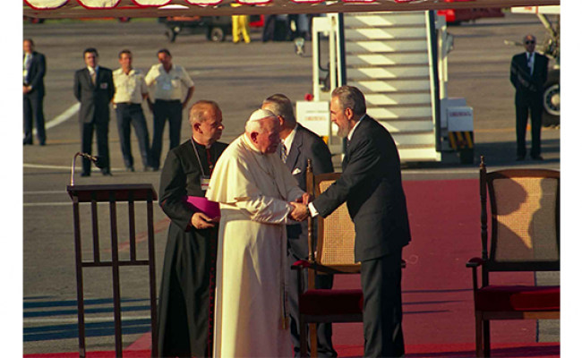 Recibe al Papa Juan Pablo II, a su llegada al aeropuerto internacional José Martí, en La Habana, el 21 de enero de 1998