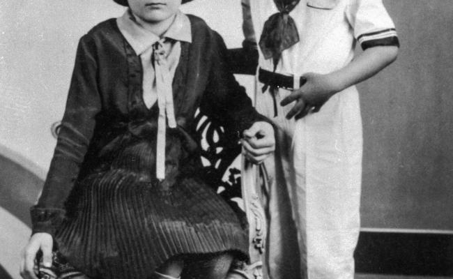 Fidel a los siete años de edad con su hermana Angelita, cuando fueron enviados a la casa de una maestra en Santiago de Cuba para continuar sus estudios en 1933, en difíciles condiciones de estrechez material