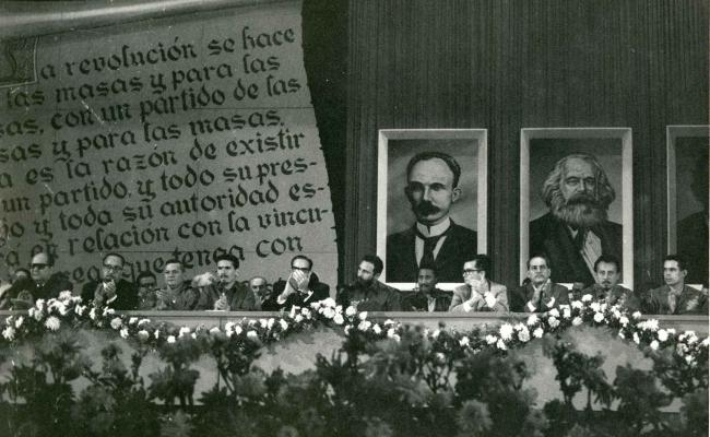 Fidel durante la presentación del Comité Central donde se informa sobre el nombre que debía llevar la organización rectora de la sociedad cubana: Partido Comunista de Cuba