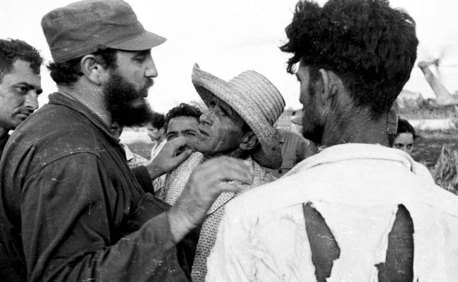 Fidel conversa con los damnificados del ciclón Flora.