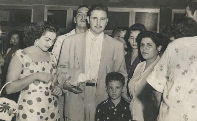 Fidel en el aeropuerto de Rancho Boyeros, en La Habana, antes de su partida a México, el 7 de julio de 1955. Lo acompañan sus hermanas Enma y Lidia Castro, su hijo Fidelito y la jurista martiana Concepción Cheda, entre otros