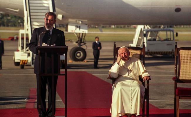 Fidel pronuncia el discurso de bienvenida a su Santidad Juan Pablo II, en el aeropuerto José Martí de La Habana