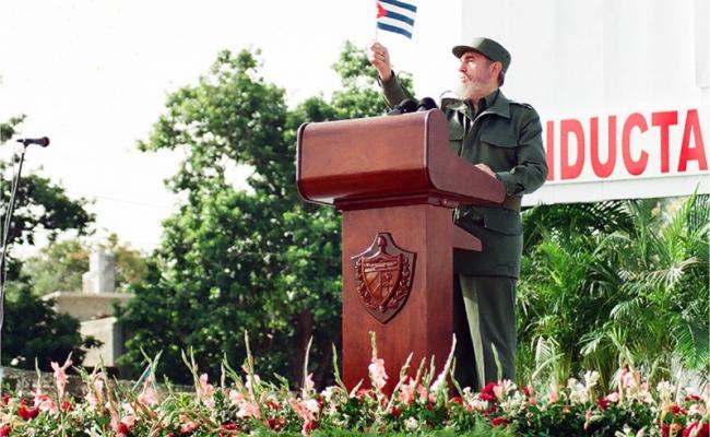 Pronuncia un discurso en la tribuna abierta del habanero municipio Cotorro, donde afirmó su certeza en el regreso de los cinco antiterroristas cubanos presos en cárceles de los Estados Unidos
