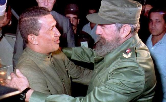 Recibe al pie de la escalerilla del avión, en el aeropuerto José Martí, al Tte. coronel (r) Hugo Chávez Frías, líder del movimiento bolivariano revolucionario 200