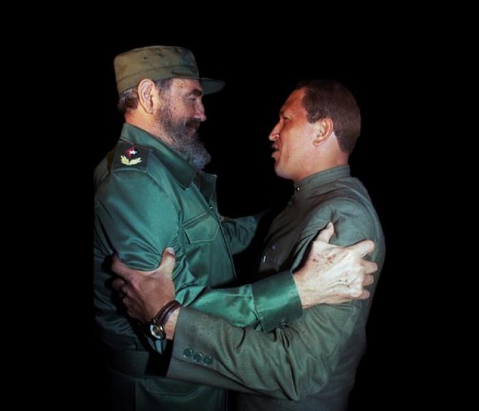 Abrazo de Fidel y Chávez