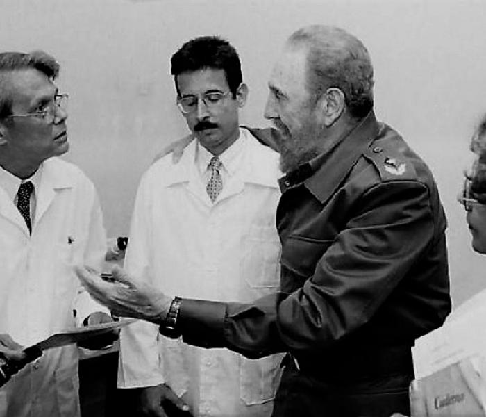 Fidel junto a científicos