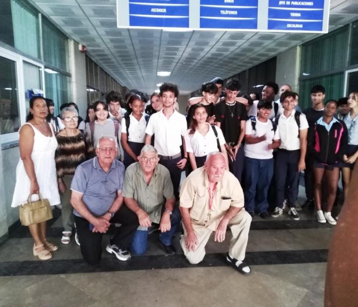 Algunos asistentes junto al profesor Hernández Machado, al centro.