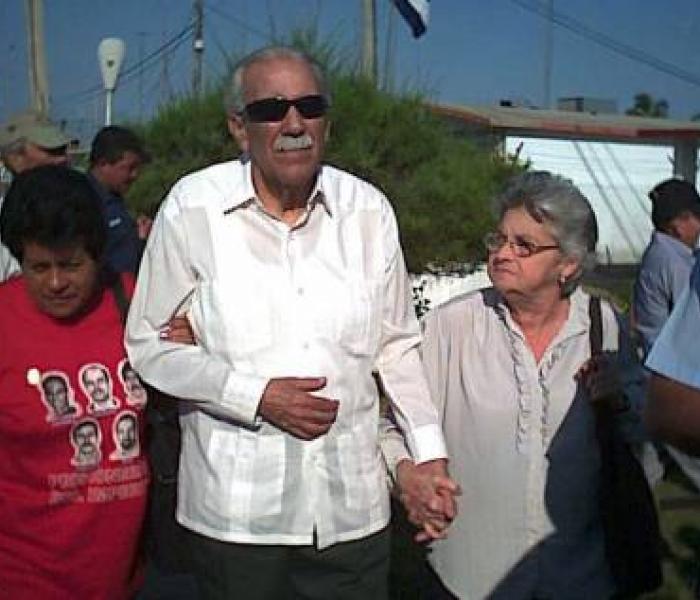 El poeta Jesús Orta Ruiz, el Indio Naborí, junto a Nemesia años después de los sucesos de Girón