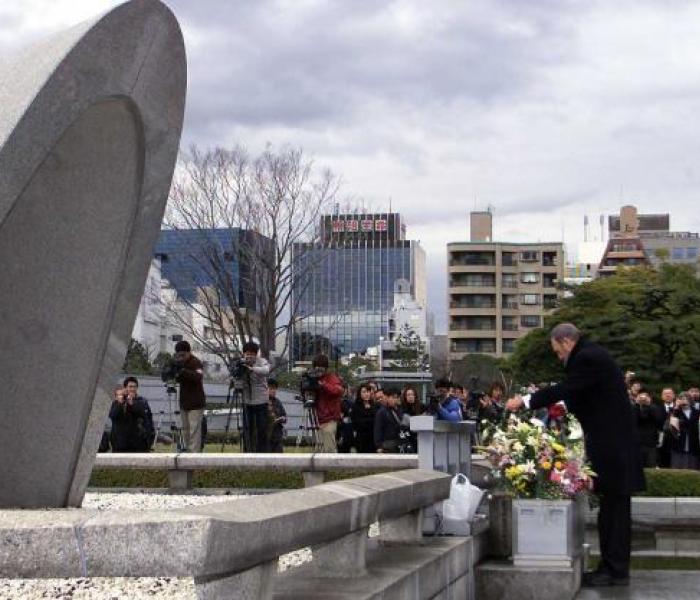 Fidel en el parque la Paz, un monumento a las víctimas del bombadeo nuclear.