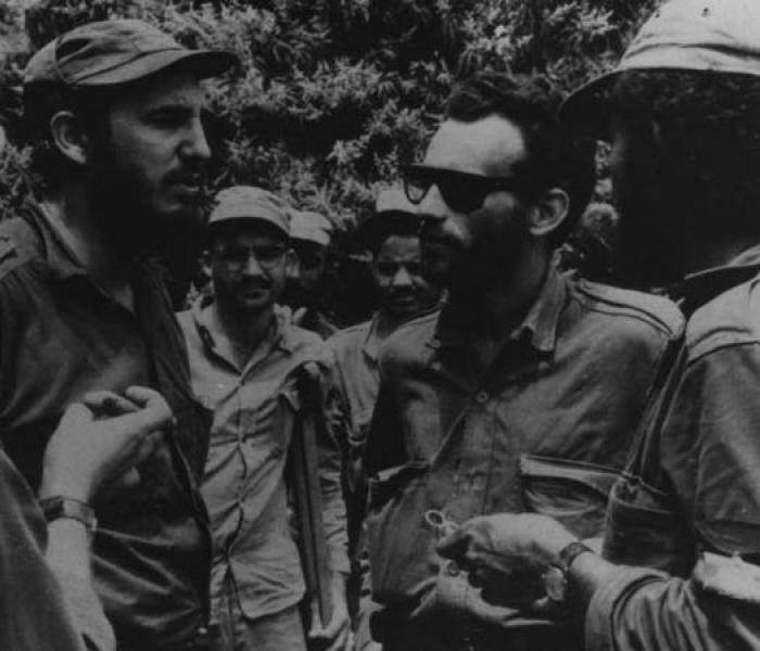Fidel Castro Ruz, con un grupo de sus capitanes y jefes en los días de la guerra