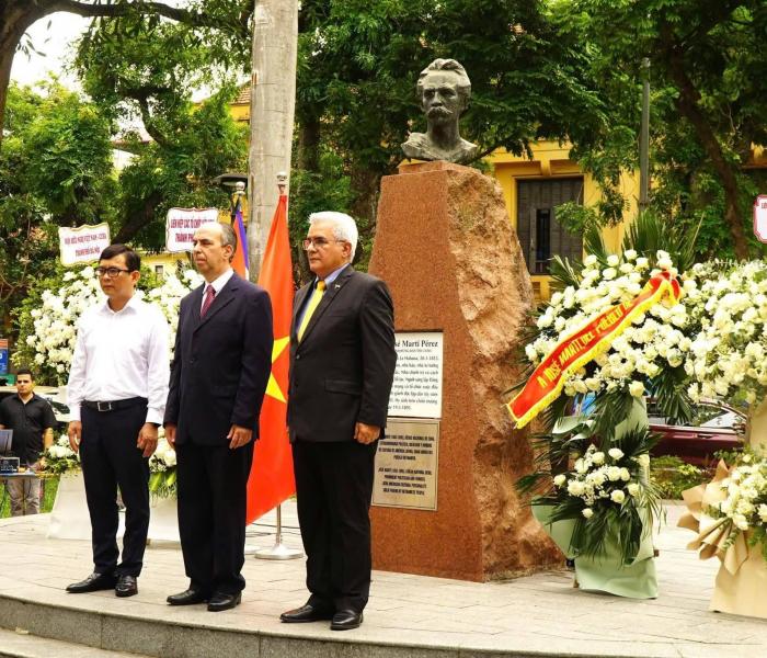 Delegación del Centro Fidel Castro Ruz en el acto homenaje por el 131 aniversario de la caída en combate de José Martí