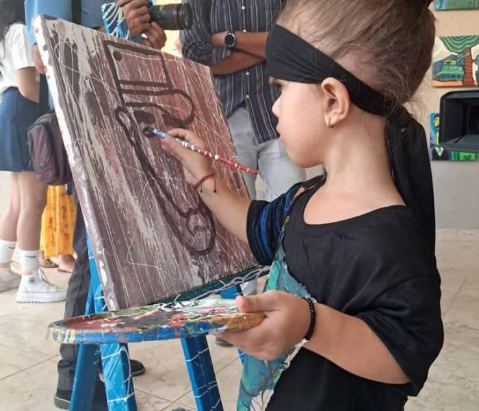 Niña del proyecto TopArte dedica obra a Fidel 