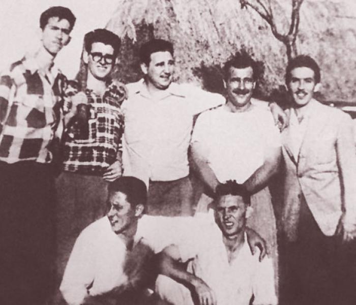 Fidel junto a un grupo de futuros moncadistas 
