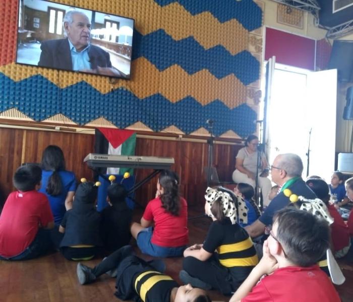 Niños de la Colmenita ven reportaje sobre Fidel y Palestina