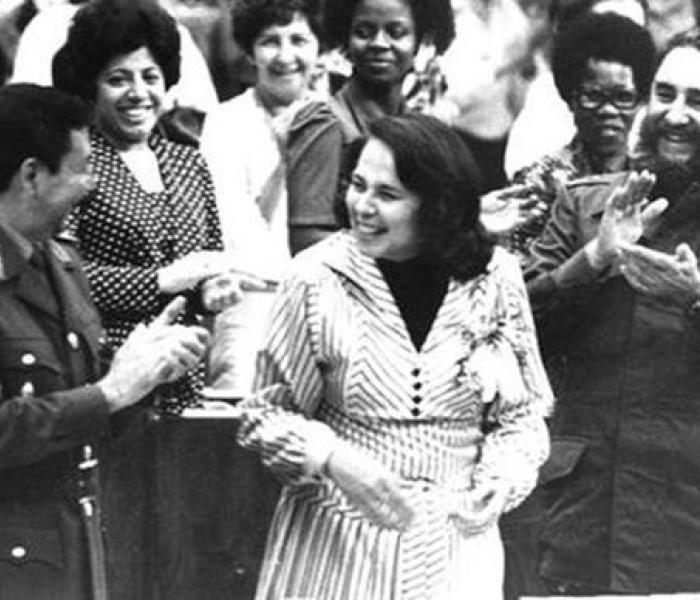 Fidel participa en la clausura del III Congreso de la Federación de Mujeres Cubanas, a su lado Vilma Espín Guillois.